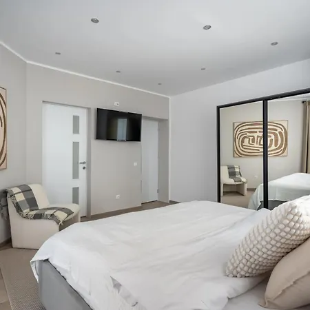 Grand 3br Near Athenaeum & Calea Victoriei Apartment